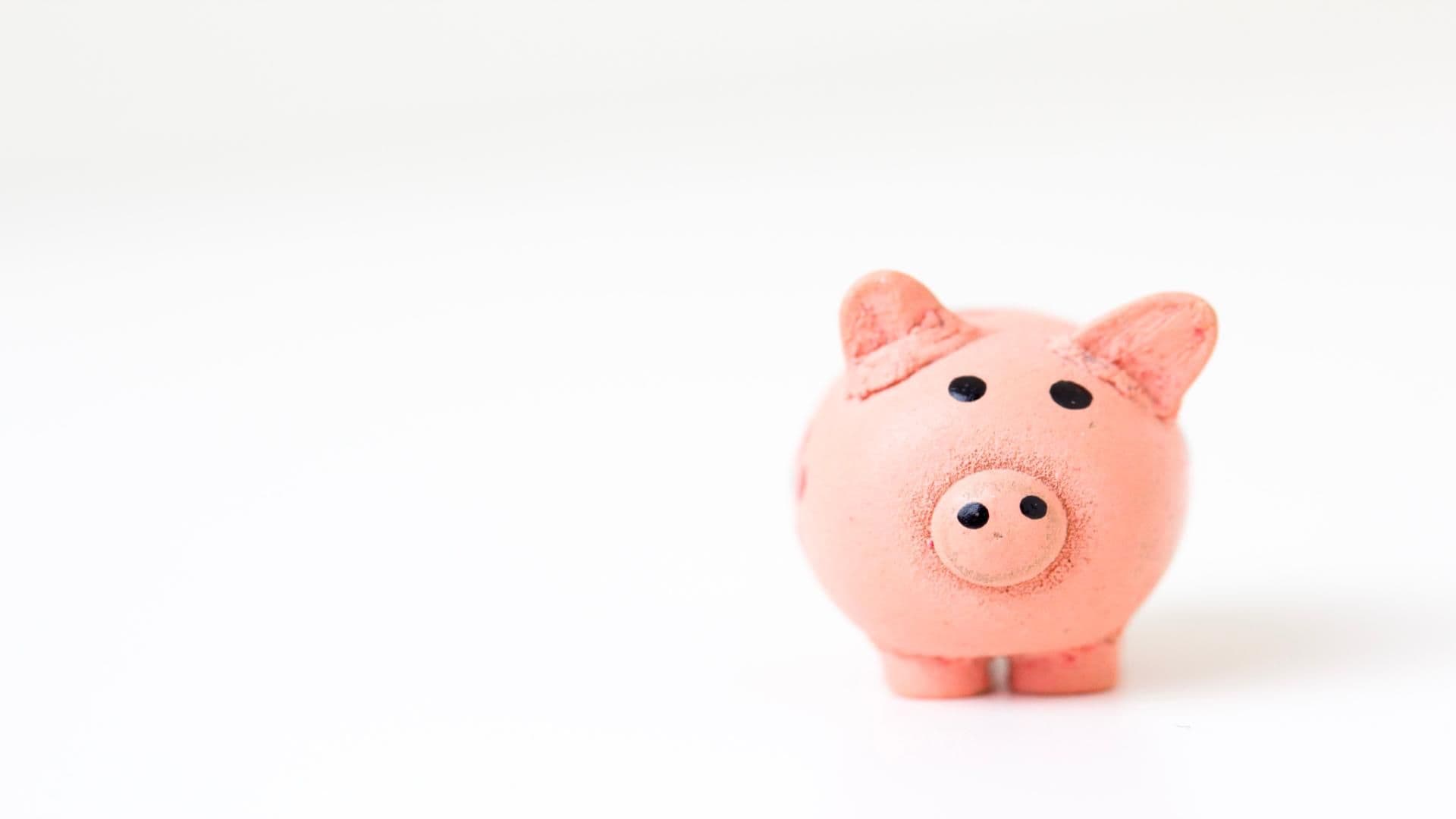 A lone piggy bank represents the fragility of B2B discounting strategy planning.